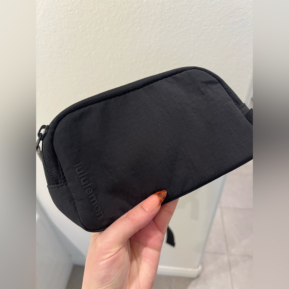 lululemon athletica Black womens mini Fanny pack